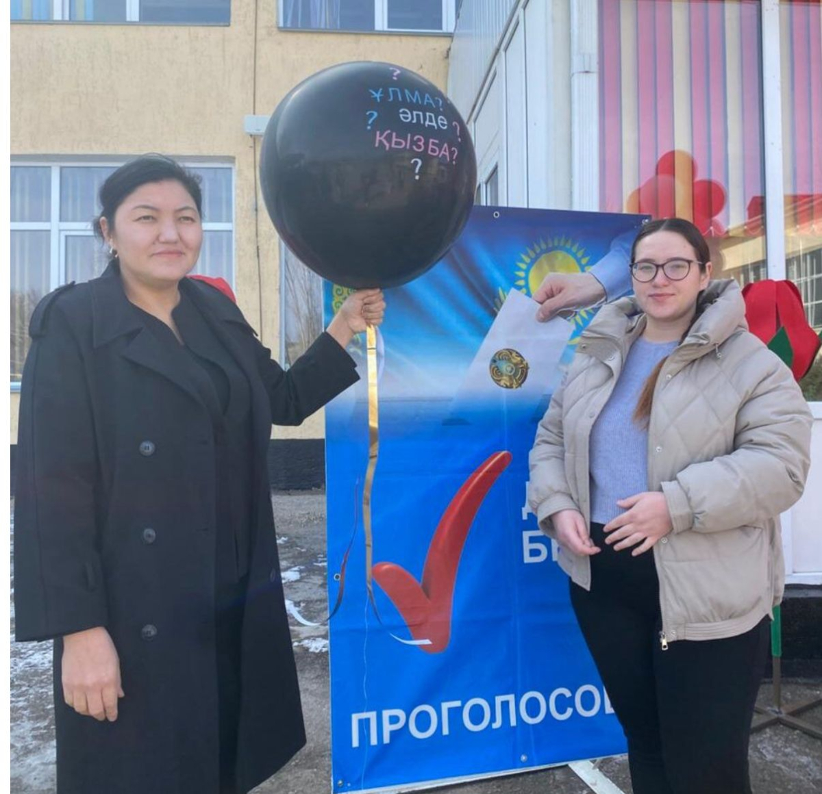 Референдум күні дауыс беру учаскесінде гендер-пати өтті