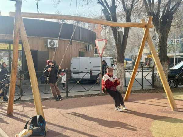 В Конаеве на месте стихийной торговли обустроили сквер