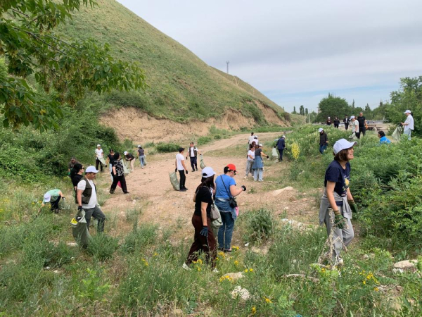 «Таза Қазақстан»: в Алматинской области в акции «Чистый берег-чистая река» приняли участие более 100 человек