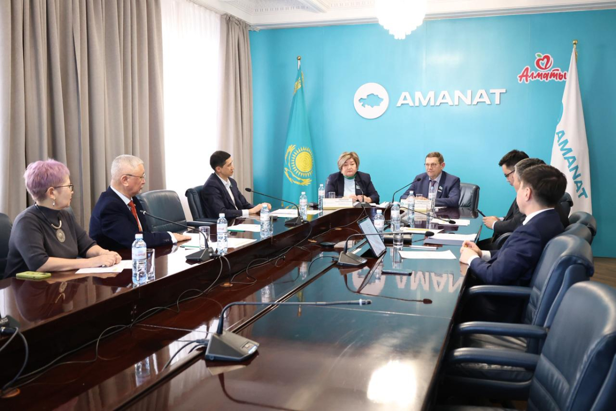 Алматыда көлік инфрақұрылымын дамыту және жол жүктемесін азайту мәселелері талқыланды