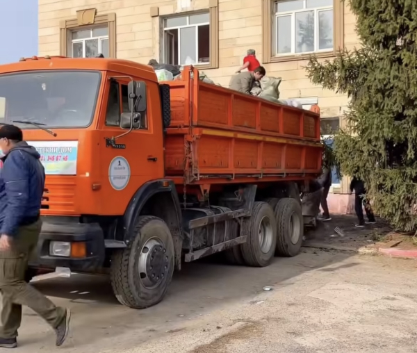Поддержка детям: волонтёры «Жастар Рухы» провели масштабные работы в доме «Перзент»