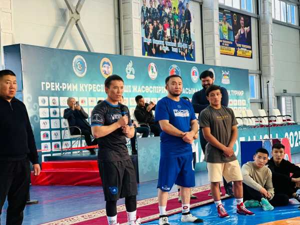 Олимпиада жүлдегерлерінен шеберлік сабағы: Нұрбақыт Теңізбаев пен Қанатбек Бегалиев жас балуандармен тәжірибе бөлісті