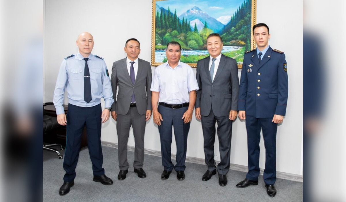 Алмалыбақтағы ерлік: 10 жасар баланы иттен арашалап қалған Серікбек Сақайбаев марапатталды