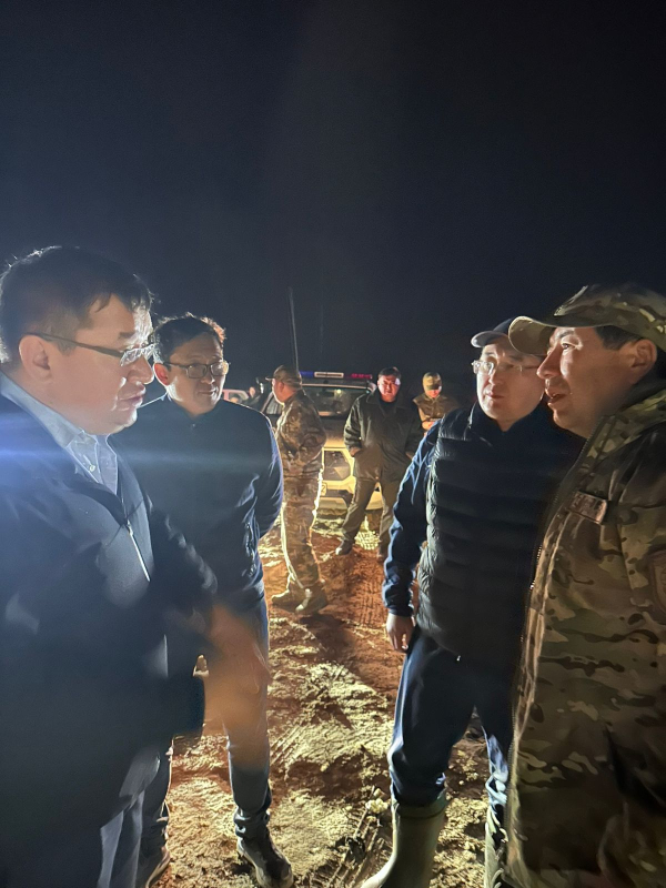 Аким Алматинской области Марат Султангазиев прибыл на горящий полигон ТБО