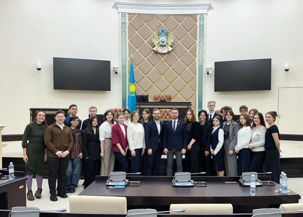 Сенатта Конституцияның негізгі ережелері өңірлерден келген белсенді жастардың өкілдерімен бірге талқыланды